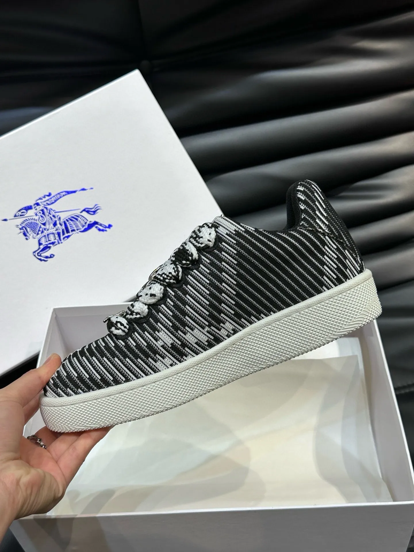 Factory price: 458💰Burberry Box series👫 Thick-soled casual sports shoes for couples, cool sneakers and bread shoes, purchased and developed from the original version, the top version of Box series sports shoes, made of original plaid/knitted fabric, embellished with EKD embossing. Made of mesh lining, the laces are decorated with metal coils, the rubber sole is decorated with the Burberry letter logo, and the original molded 3.5CM two-color T men's shoe 💰U outsole! Code number: 35-45 (35-45 customized)